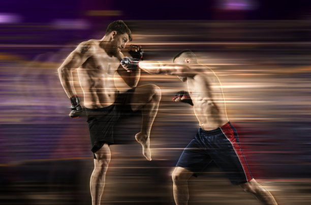 综合格斗选手在没有规则的情况下进行格斗。模糊的效果图片下载