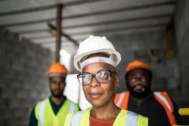 一名女工程师和同事在建筑工地的背景照片图片下载