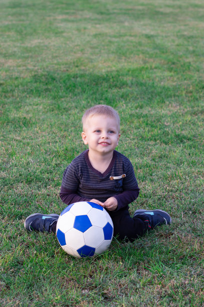 草地上的年轻足球运动员图片下载