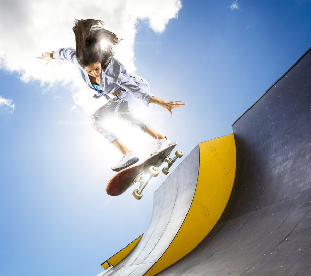 滑冰者在坡道上做kickflip图片下载