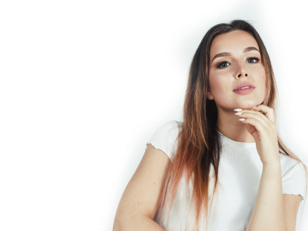 年轻漂亮的金发女孩摆着快乐的微笑在白色的背景上孤立，生活方式的人的概念图片下载