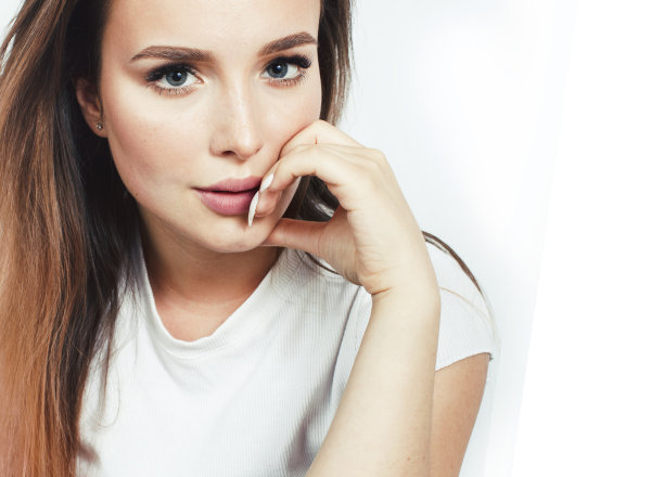 年轻漂亮的金发女孩摆着快乐的微笑在白色的背景上孤立，生活方式的人的概念图片下载