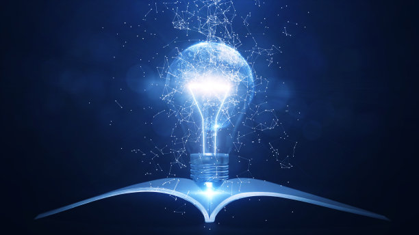从书本、教科书和互联网上学习可以创造新的想法。一个相互连接的多边形，围绕着一个发光的灯泡，灯泡下面有一本书。暗银色的背景。图片下载