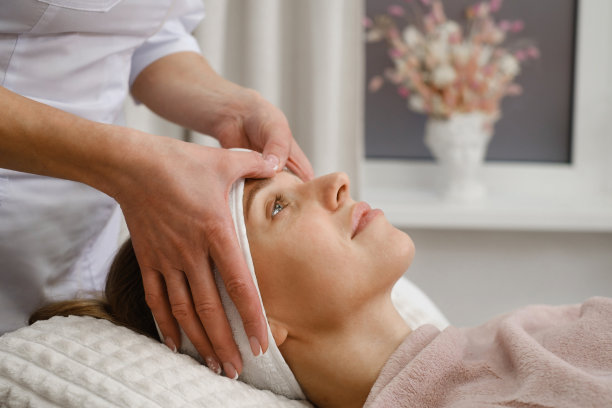 妇女在诊所从皮肤科美容师那里进行按摩图片下载