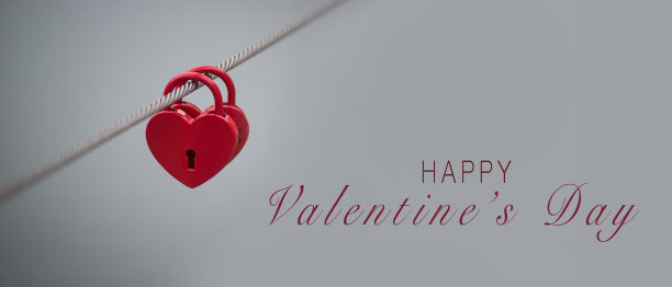 在边海的金属电缆上插着两个心形的红色挂锁——情人节快乐图片下载