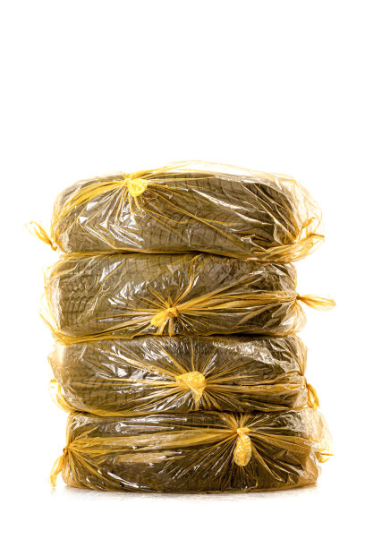 汽车轮胎装在黄色袋子里存放。一套四个冬季轮胎孤立在白色背景..图片下载