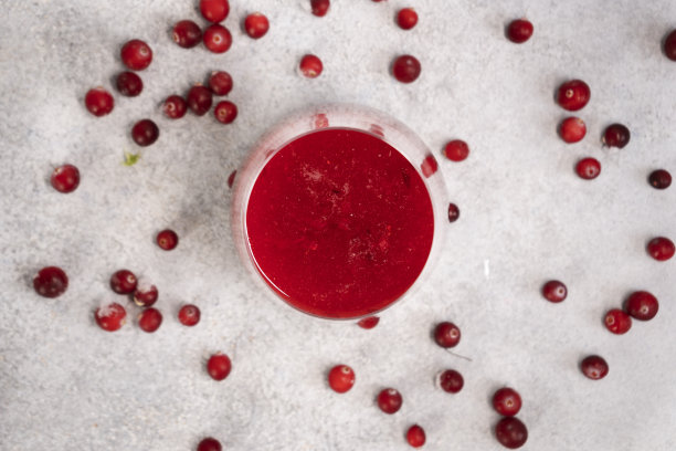 一杯自制的健康蔓越莓汁，上面覆盖着白霜的冰冻浆果。冷冻浆果可以保存维生素图片下载