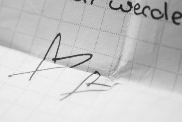 情书上的手绘爱心特写图片下载