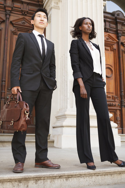 在法院台阶上向前看的男人和女人图片下载