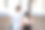 年轻的情侣在大学大楼附近，手牵着手，后视镜图片下载
