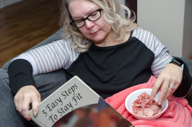 女人边吃薯片边看减肥书图片下载