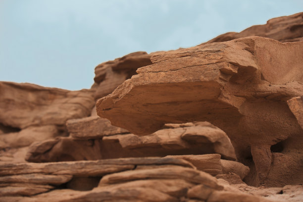 沙漠中岩石的侵蚀结构图片下载