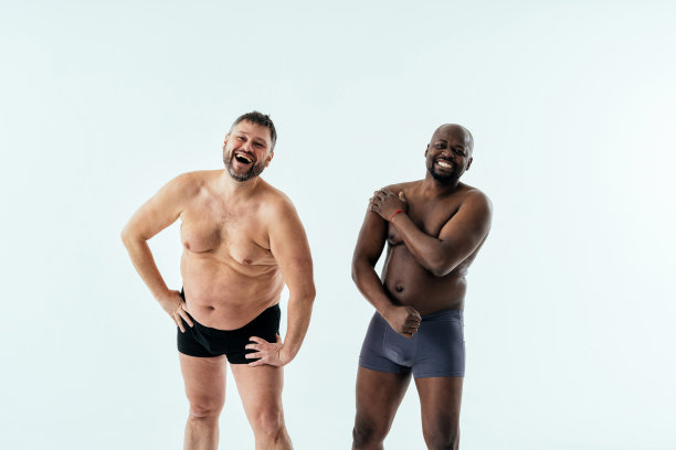 两个多种族的男人摆姿势为一个男性版身体正面美集。不同年龄的赤膊男，穿着四角内裤图片下载