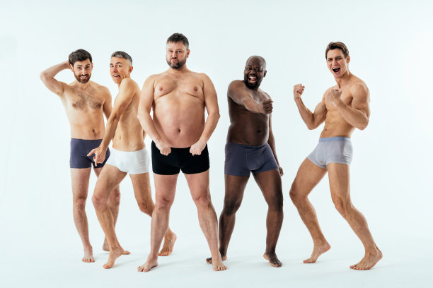 一群多种族男子摆姿势，为一男版身体正面美套。不同年龄的赤膊男，穿着四角内裤图片下载