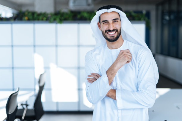 穿着传统服装在迪拜办公室工作的英俊男人图片下载