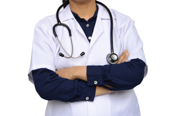 从一个无法辨认的女士或女性或女医生的水平照片上剪下，她穿着深蓝色衬衫，白色的实验外套，脖子上戴着听诊器，双臂交叉或折叠，孤立在白色背景上，有文字复制空间图片下载