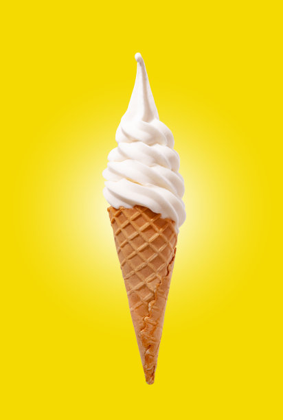 以黄色为背景的蛋筒冰淇淋。图片下载