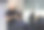 留着胡子的男理发师在他例行的工作中图片下载
