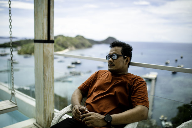 年轻的亚洲成年人在假期工作图片下载