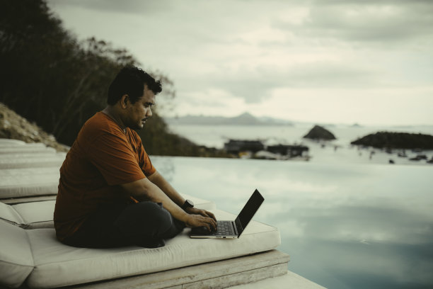 年轻的亚洲成年人在假期工作图片下载