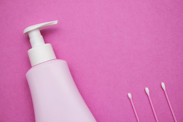 卫生。清洗的脸。用于皮肤护理的化妆品。图片下载