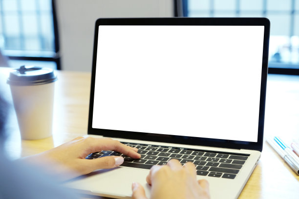 笔记本电脑屏幕模型，模板背景，女人手打字笔记本电脑空白屏幕，商务在线，电子商务，在线学习的概念图片下载