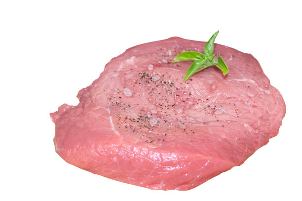 生肉，牛肉切在切菜板孤立在白色背景图片下载