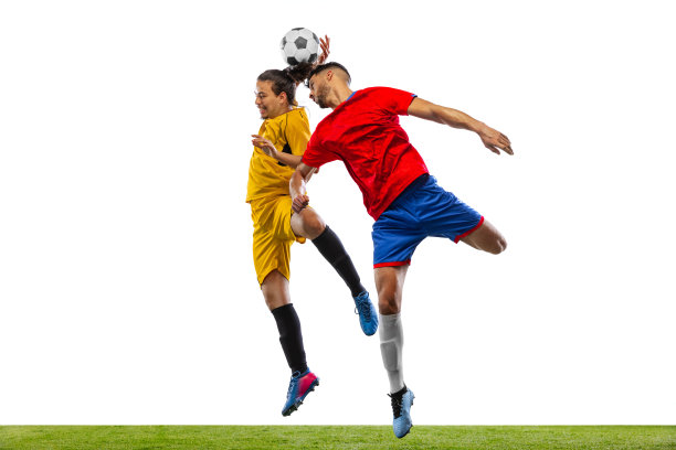 动态肖像的足球或足球运动员在运动，行动在草地地板孤立的白色背景图片下载