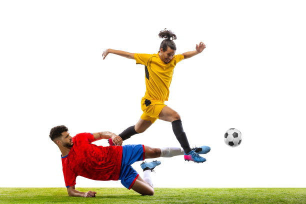 动态肖像的足球或足球运动员在运动，行动在草地地板孤立的白色背景图片下载