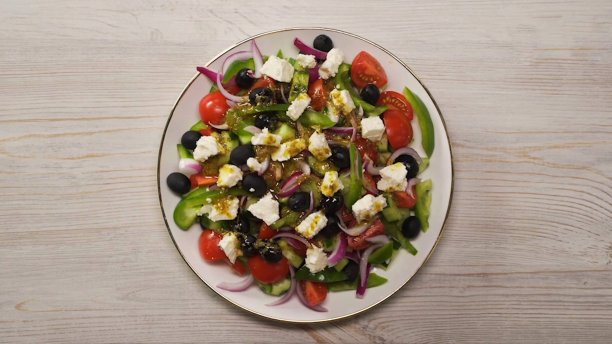 希腊的沙拉。希腊沙拉配新鲜蔬菜和羊乳酪。Horiatiki。乡村沙拉图片下载