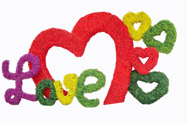 爱和一些心是由各种颜色的假花组成的图片下载