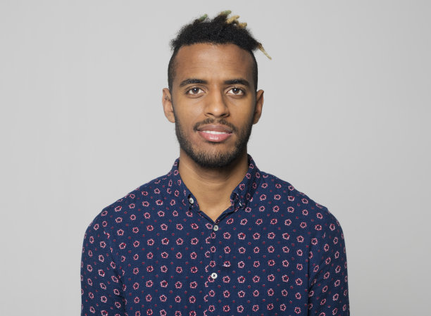 一个微笑的年轻人的特写图片下载