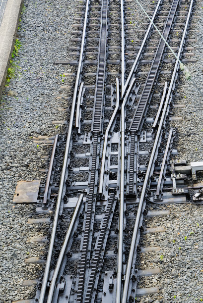 铁路调车机车。铁路开关的操作。箭头转向铁路。旧铁路的箭。图片下载