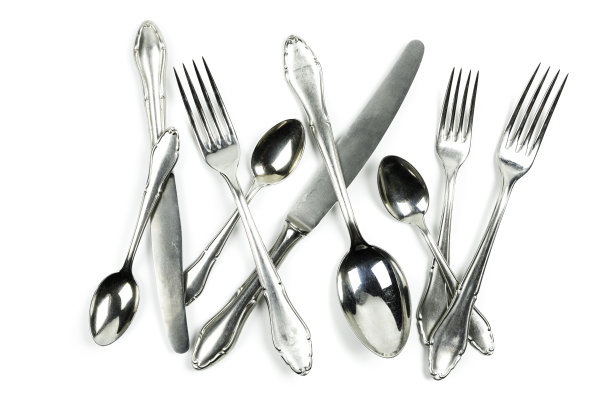 老式的银质餐具，里面有刀、叉和勺子图片下载