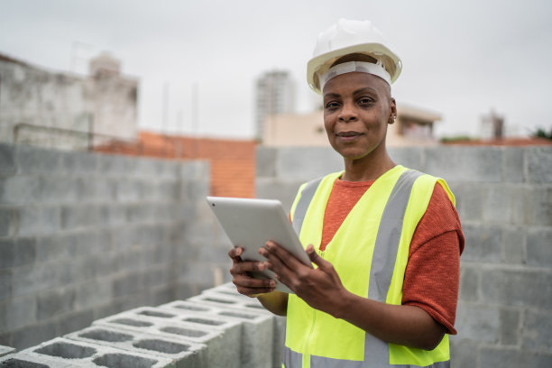 图为一位成熟的女工程师在施工现场使用数码平板电脑的照片图片下载