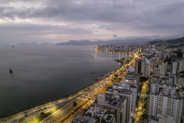 Florianópolis下午晚些时候和傍晚早些时候的城市天际线。图片下载