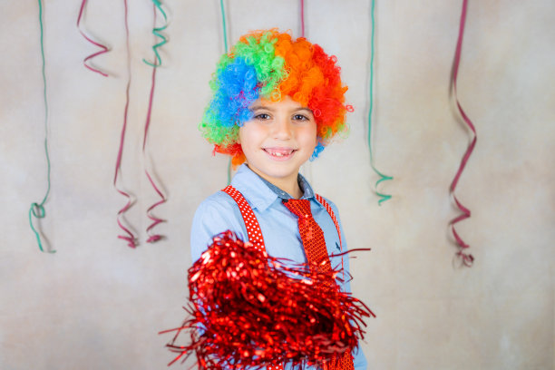 狂欢节上戴假发的搞笑小孩图片下载