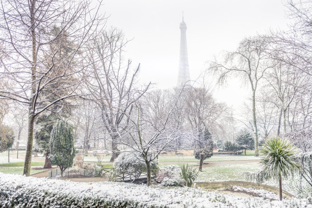雪后的埃菲尔铁塔图片下载