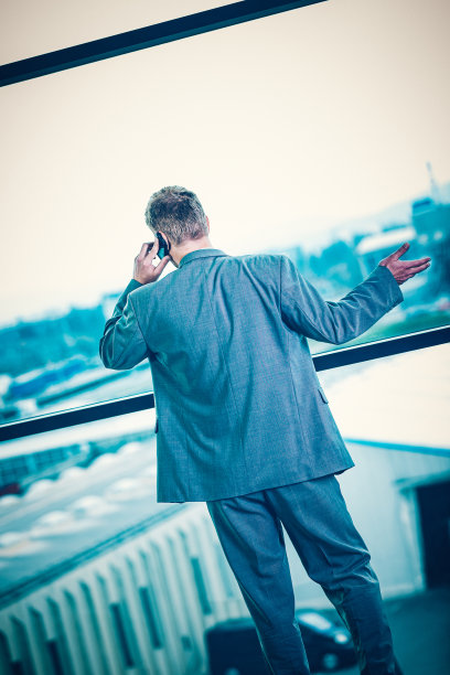 忧心忡忡的商人在智能手机上聊天图片下载