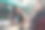两个迷人的朋友坐在酒吧的露台上，边喝咖啡边谈笑风生。图片下载