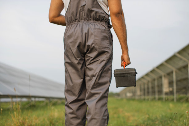 男工程师穿着工作服站在太阳能农场的特写镜头图片下载