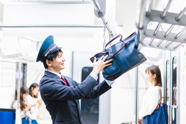 车站工作人员找回乘客遗忘的物品图片下载