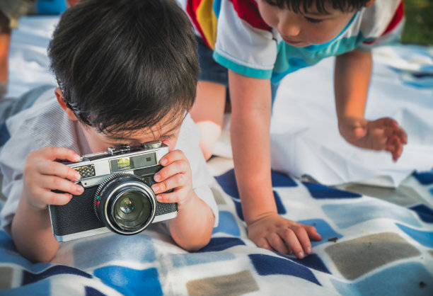 亚洲小男孩在自然公园享受。图片下载