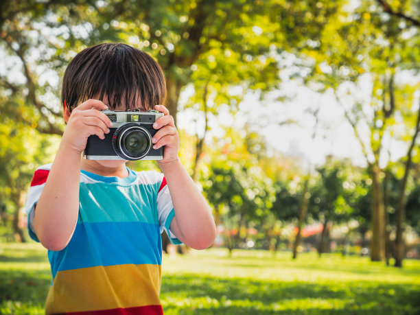 亚洲小男孩在自然公园享受。图片下载