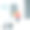 冬天送外卖的人戴着防护口罩在家门口。图片下载
