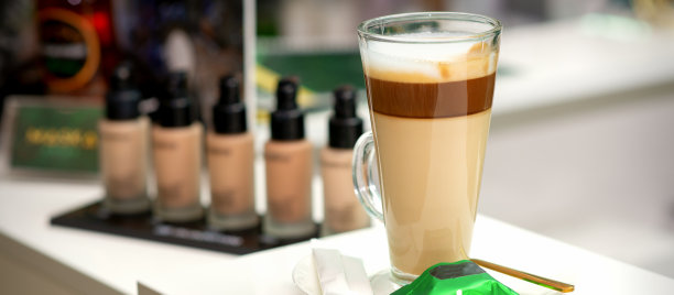 在美甲室的桌子上放着一杯加糖的拿铁咖啡。美甲大师的地方。图片下载