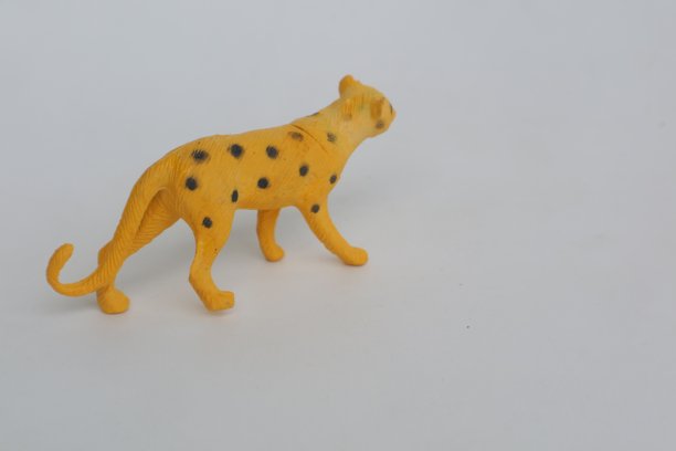 塑料做的黄色豹形玩具图片下载