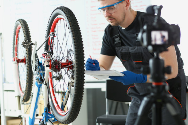 中年机械师集中精力写下修理车辆所需的细节图片下载