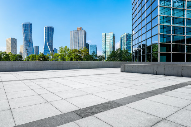 全景天际线和现代商业建筑与空地板图片下载