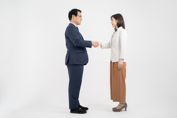 微笑的男女商人在握手图片下载